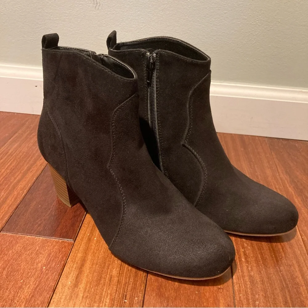 NWOT American Eagle Black Ankle Boots Booties Faux Suede 2.5 inch Heel Size 8.5 - Picture 1 of 13